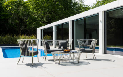 Moderne Terrassengestaltung als Idee – Beispiel mit einer gemütlichen Outdoor Metallsit...