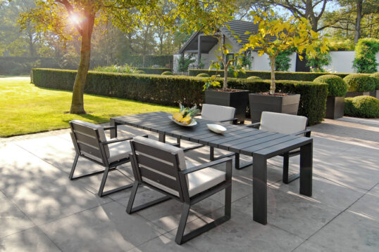Moderne Gartengestaltung mit Terrasse und schwarzer Sitzgruppe – Beispiel mit...