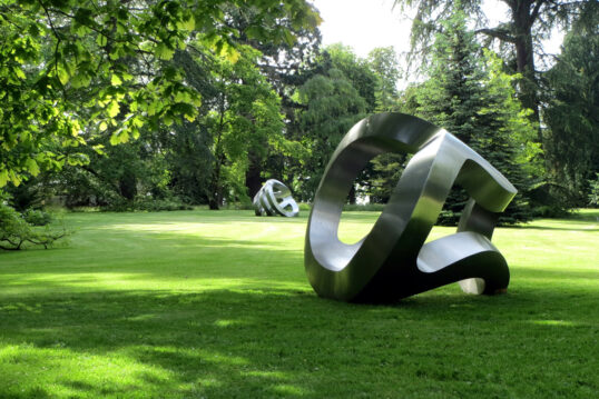 Inspiration für den Garten mit großen modernen Skulpturen auf einer Wiese umgeben v...
