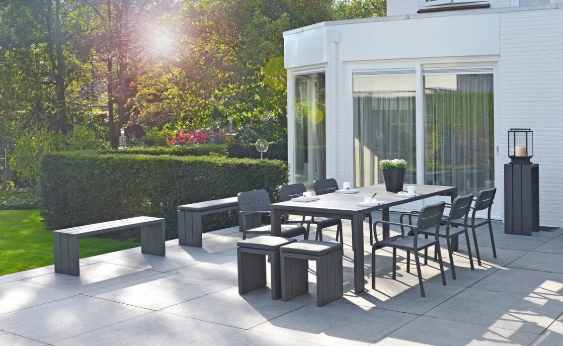 Moderne Terrassengestaltung mit Sitzgruppe – Beispiel mit schwarzen Tisch & schwarzen St...