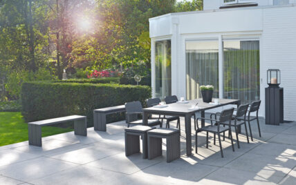 Moderne Terrassengestaltung mit Sitzgruppe – Beispiel mit schwarzen Tisch & schwarzen St...