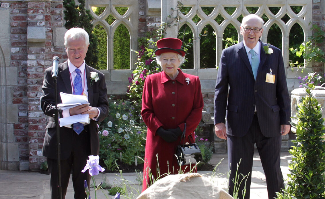 Idee mit einer Gartenruine im gotischen Stil – Queen Elisabeth II. von England vor einer...
