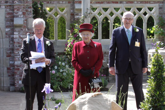 Idee mit einer Gartenruine im gotischen Stil – Queen Elisabeth II. von Englan...