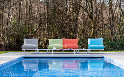 Gestaltungsidee für einen Sitzbereich auf der Terrasse am Einbaupool – Modernes Lounges...