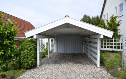 Gartenidee mit Carport aus Holz im Landhausstil weiß & hellblau angestrichen – Parkplat...