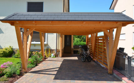 Gestaltungsbeispiel für den Vorgarten mit Holz-Carport direkt vor dem Haus – Idee mit g...