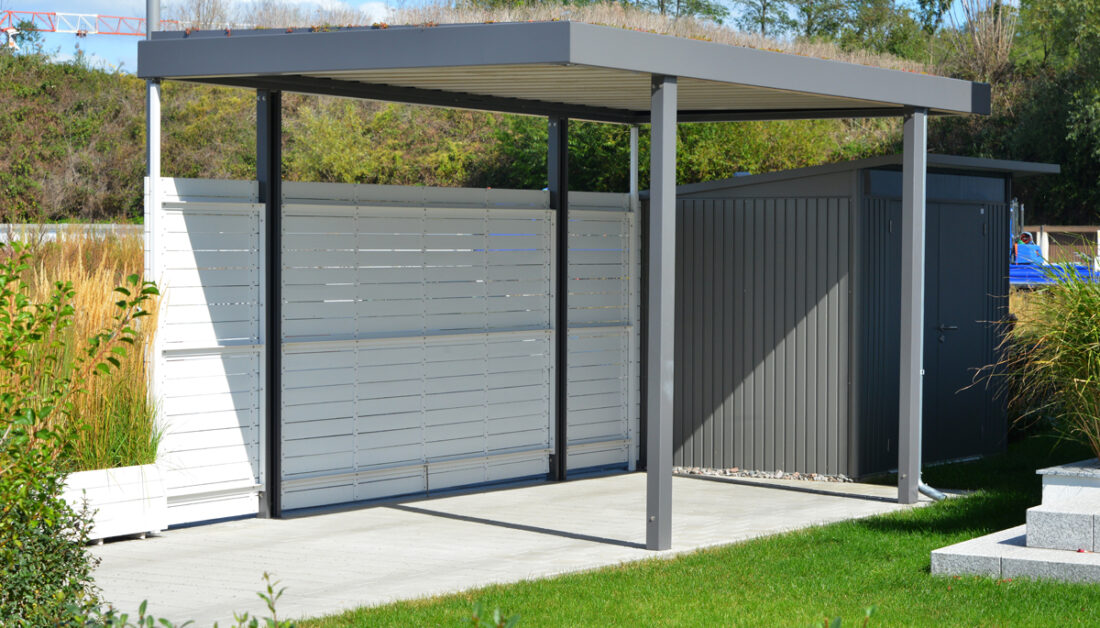 Gartenidee - Kleiner moderner Carport aus Alu mit Sichtschutzwand & Dachbegrünung - Kleines Gartenhaus aus Metall als Geräteschuppen & Gartensträucher