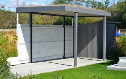 Gartenidee – Kleiner moderner Carport aus Alu mit Sichtschutzwand & Dachbegrünung – K...