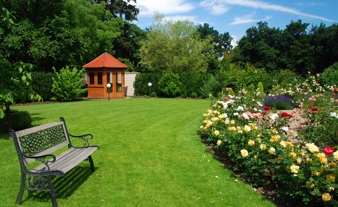 Gartengestaltung im Landhausstil – Idee für einen Landhausgarten mit Gartenbank & Holzg...