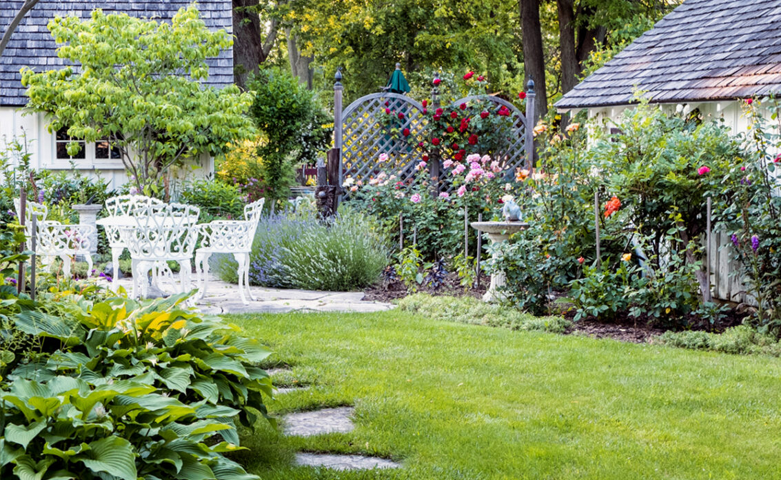 Stilvoller Landhausgarten mit Terrasse & Gartendeko – Gartenidee mit...