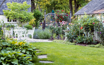 Stilvoller Landhausgarten mit Terrasse & Gartendeko – Gartenidee mit Vogeltränke & Sich...
