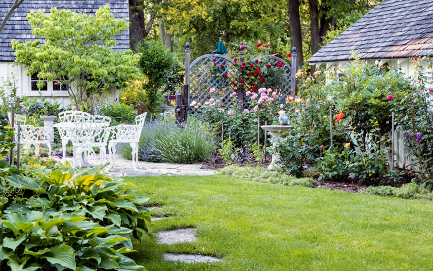 Stilvoller Landhausgarten mit Terrasse & Gartendeko – Gartenidee mit Vogeltränke & Sichtschutzzaun – Gartenpflanzen & Bäume