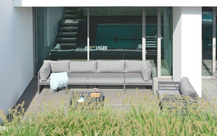 Idee für die moderne Terrassengestaltung – Beispiel mit Outdoor Sofas & Beistelltisch �...