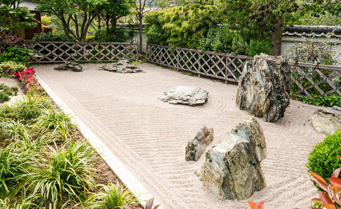 Idee für die Gartengestaltung – Beispiel mit einem Steingarten im asiatischen Stil mit ...