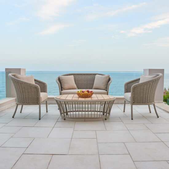 Terrasse mit Ausblick - Idee für die Terrassengestaltung mit gemütlicher Rattan Sitzgruppe - Rattansofa  Rattansessel & Korbtisch