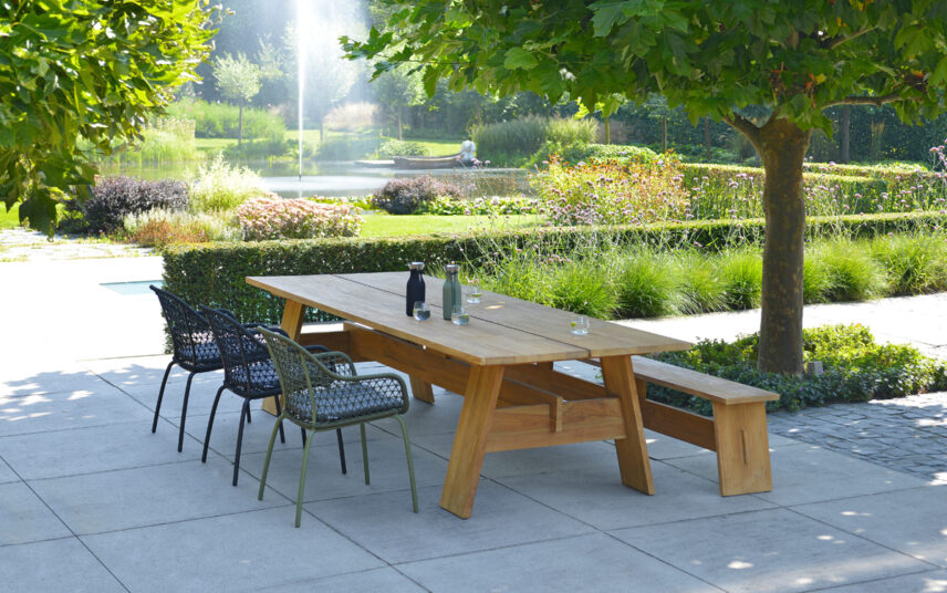 Idee für die Gestaltung eines großen Gartens oder Parks – Terrassenbeispiel mit großen Holztisch & Retrostühlen as Metall – viele Gartenpflanzen  Bäume & Hecken – Teich