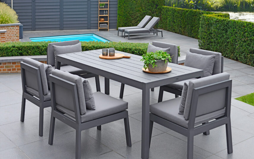 Große Terrasse Idee – Beispiel mit grauer Outdoor Sitzgruppe & Pool mit modernen Sonnenliegen – Leiterregal aus Holz & Pflanzgefäß