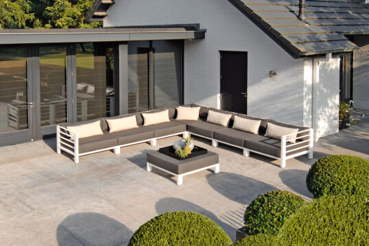 Moderne Terrassen Idee mit großem Lounge Outdoorsofa & Loungetisch – Bei...