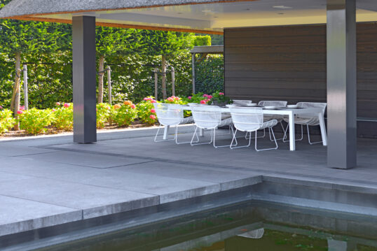 Überdachte Terrasse am Gartenteich Gestaltungsidee – Beispiel mit weiße Terra...