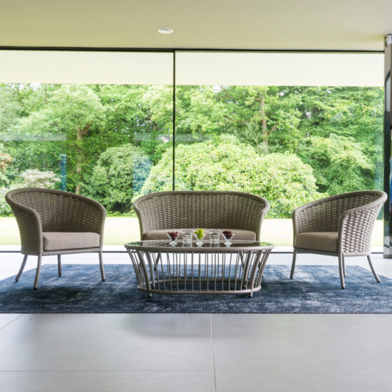 Idee mit einer verglasten Terrasse & modernen Loungegruppe aus Rattan - Beispiel für moderne Terrassengestaltung mit Teppich