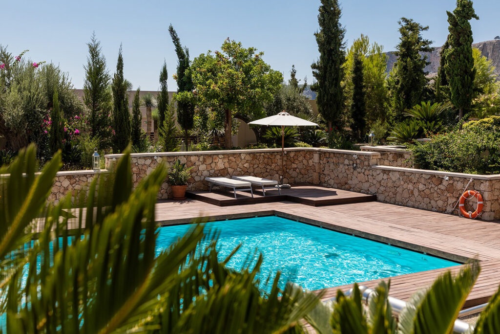 Sichtschutz aus Stein im mediterranen Garten am Pool