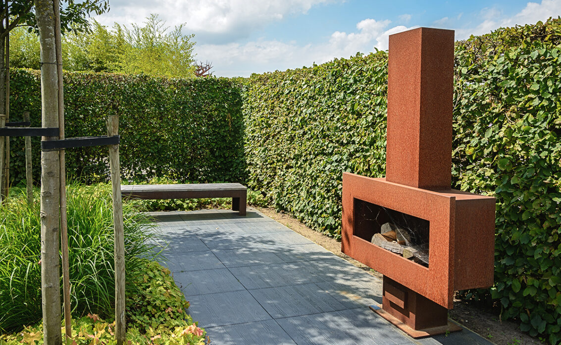 Gartenidee – Sitzplatz mit modernen Kamin für den Garten & Hecke als Sichtschutz – Be...