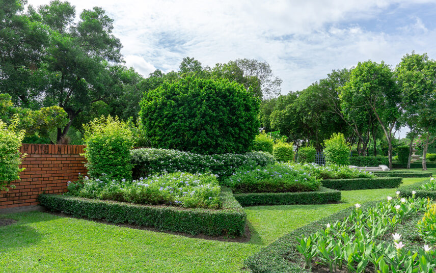 Gartenidee mit Beeten & Hecken als Beetbegrenzung – Buchsbäume & Gartenpflanzen – Gartenmauer aus roten Steinen