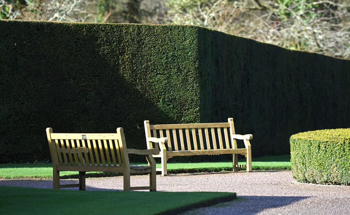 Idee für einen Sitzbereich im Garten oder Park – Beispiel mit zwei ...