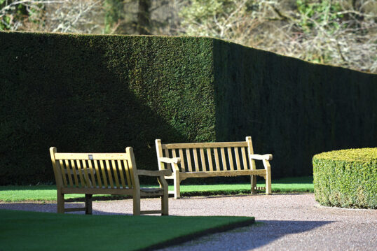 Idee für einen Sitzbereich im Garten oder Park – Beispiel mit zwei ...