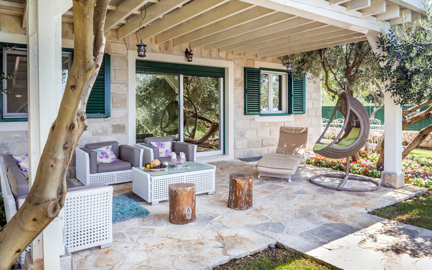 Gartenidee – Mediterrane Terrasse mit Terrassenüberdachung- Beispiel mit Hängesessel  Liege & weiße Loungegruppe – Außenbeleuchtung