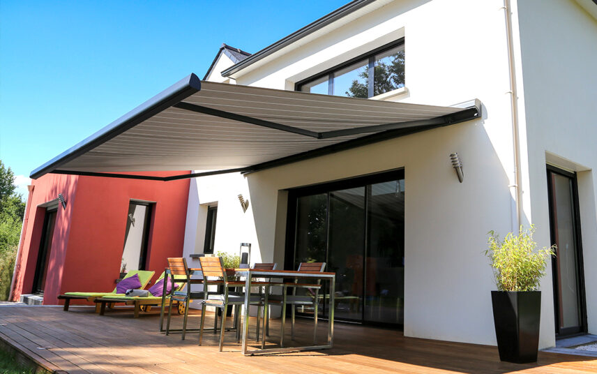 Gestaltungsidee für eine moderne Terrasse mit Markise als Sonnenschutz & Überdachung – Sitzgruppe & Sonnenliegen – Außenwandleuchten