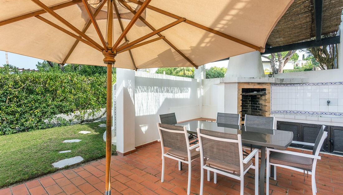 Moderne Terrassengestaltung mit Sonnenschutz und Terrassenüberdachung - Beispiel mit Sitzgruppe & Outdoor Küche mit Kamin- Rote Terrassensteine