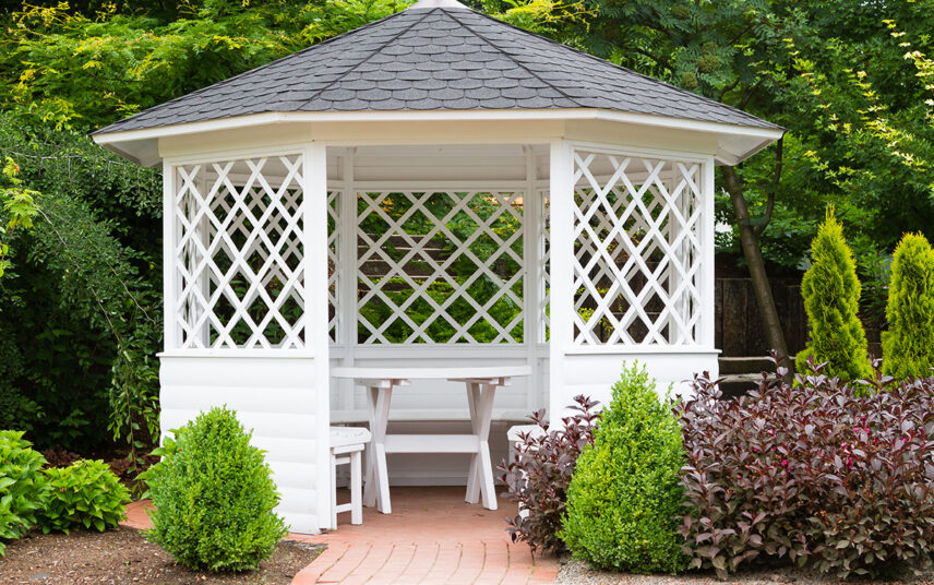 Gartenidee mit weißen Pavillon aus Holz mit Sitzgruppe – Beispiel für elegante Terrassenüberdachung- Gartenpflanzen & Bäume