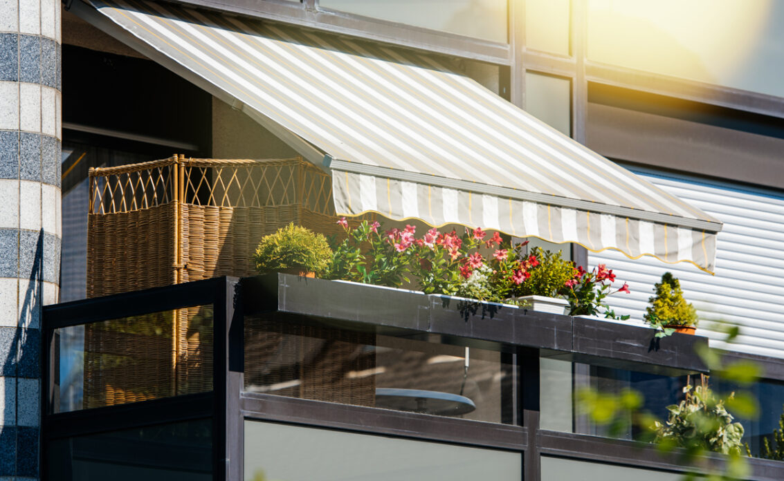 Idee für einen kleinen Balkon – Balkongestaltung mit Markise & Sichtschutzzaun – Balk...