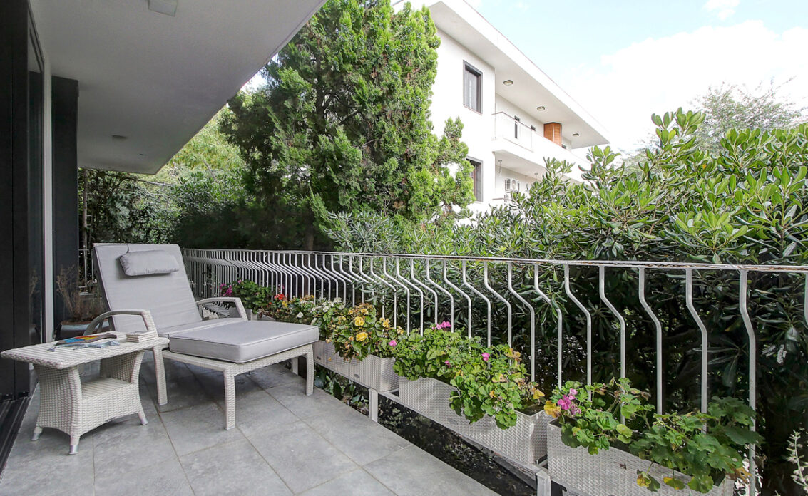 Moderne Idee für einen großen Balkon am Haus – Beispiel mit Rattansonnenliege & Rattan...