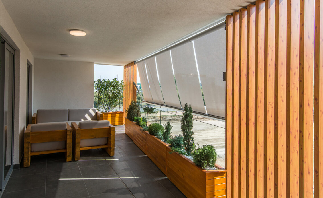 Idee für die Balkongestaltung – Moderner Balkon mit Markisen als Sonnenschutz & Sichtsc...