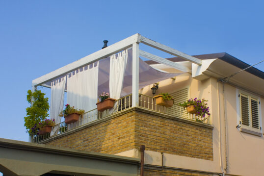 Balkongestaltung mit Sonnenschutz – Vorhängen an der Pergola – Id...