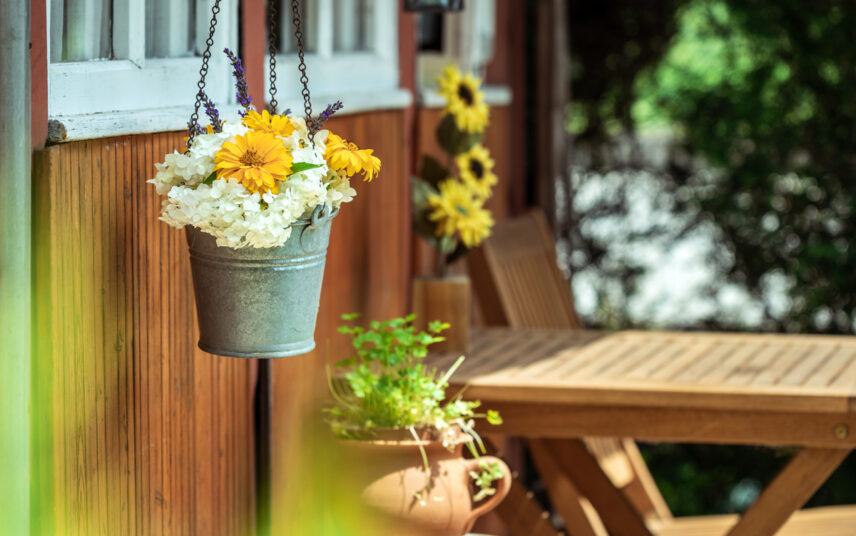 Gartenidee – Blumen schmücken den Gartensitzplatz – Weiße Hortensien  Heliopsis & Lavendel in selbstgebauter Blumenampel – Sitzgruppe