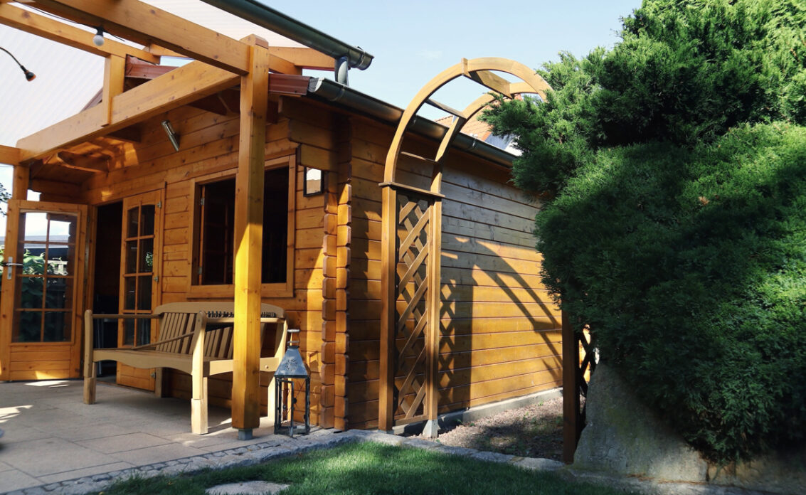 Gartenhaus Idee mit überdachter Terrasse  Holzbank & Gartenlaterne �...