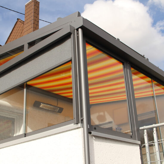 Idee für einen geschlossenen Balkon - Balkon-Markise als Sonnenschutz & Dach - Beleuchtung mit Wandleuchte an der Hauswand
