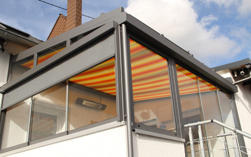 Idee für einen geschlossenen Balkon – Balkon-Markise als Sonnenschutz & Dach – Beleuchtung mit Wandleuchte an der Hauswand