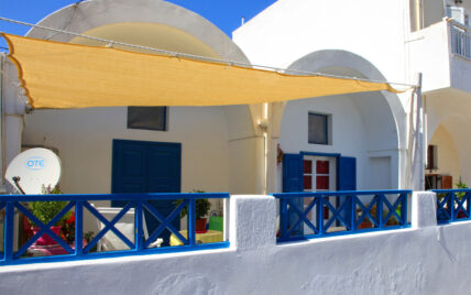 Griechischer Balkon mit Sonnensegel als Sonnenschutz – Idee für die mediterrane Balkong...