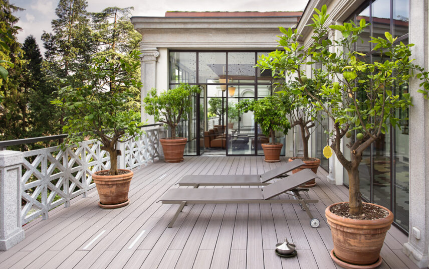 Balkon Idee – Beispiel für einen großen luxuriösen Balkon mit Rollliegen – Pflanzgefäße mit Zitrusbäumen – Balkonboden aus Holz