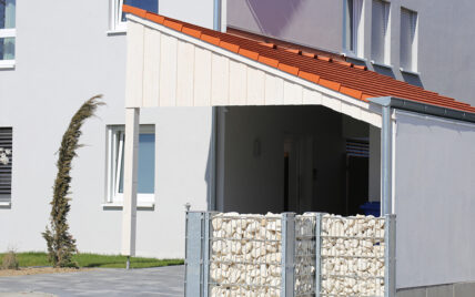 Haus Idee mit einem nachträglich hinzugefügten Vordach – Gabionenzaun als Sichtschutz ...