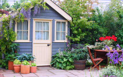 Inspiration für die Gartengestaltung – Kleines blaues Gartenhaus – Pflanzgefäße mit...