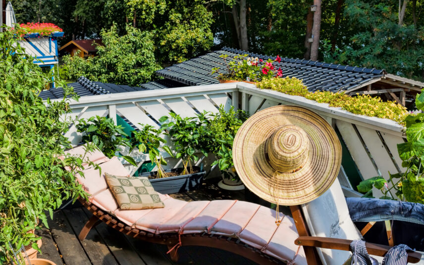 Balkon Idee – Kleiner Landhaus Balkon mit Relaxliege & Klappstuhl – Polsterauflagen & Kissen – Blumenkästen mit kleinen Bäumen & Pflanzen