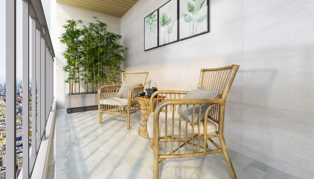 Moderne Idee für einen überdachten Balkon - Beispiel mit zwei Korbstühlen & Korbtisch - Pflanzkübel mit Bambus - Bilder mit Bilderrahmen an der Hauswand