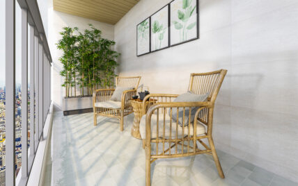 Moderne Idee für einen überdachten Balkon – Beispiel mit zwei Korbstühlen & Korbtisch...
