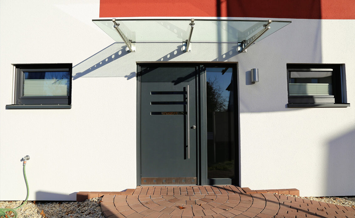 Vordach Idee – Neugebautes Wohnhaus mit Vordach aus Glas & Hauseinga...