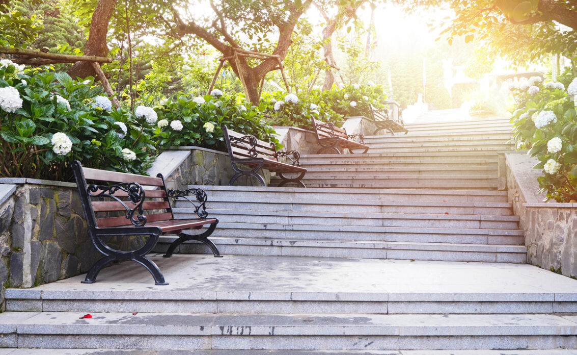 Park Idee – Beispiel für einen Parkaufgang mit Treppen im Hortensien-Park – Bänke au...